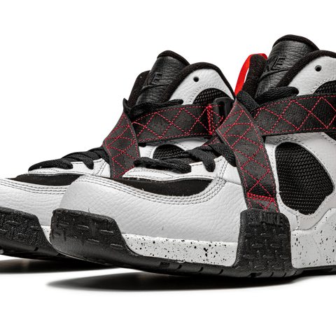 入手困難!精悍! Nike Air Raid White University Red Black Nike Air Raid White Black University Red DD8559-100 | Hypebeast