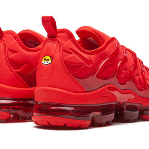 Red and white nike vapormax plus sales
