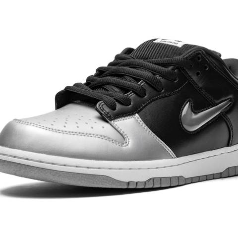 希少コラボ【Supreme × Nike】SB Dunk Low Jewel Swoosh Silver NIKE SB Dunk Low OG QS