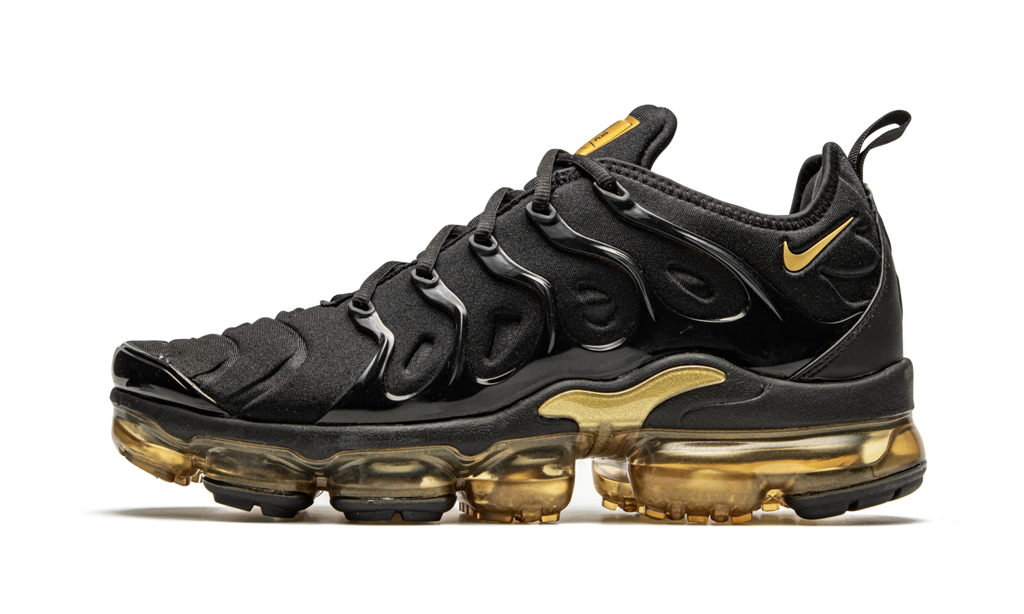 black and gold nike vapormax plus