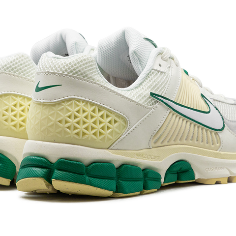 NIKE Air Zoom Vomero 