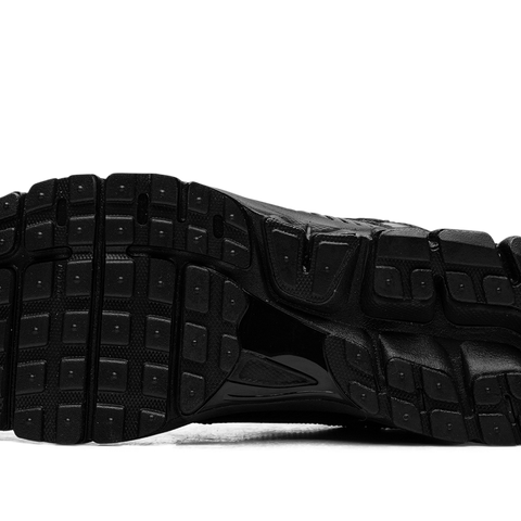 NIKE Zoom Vomero 5 