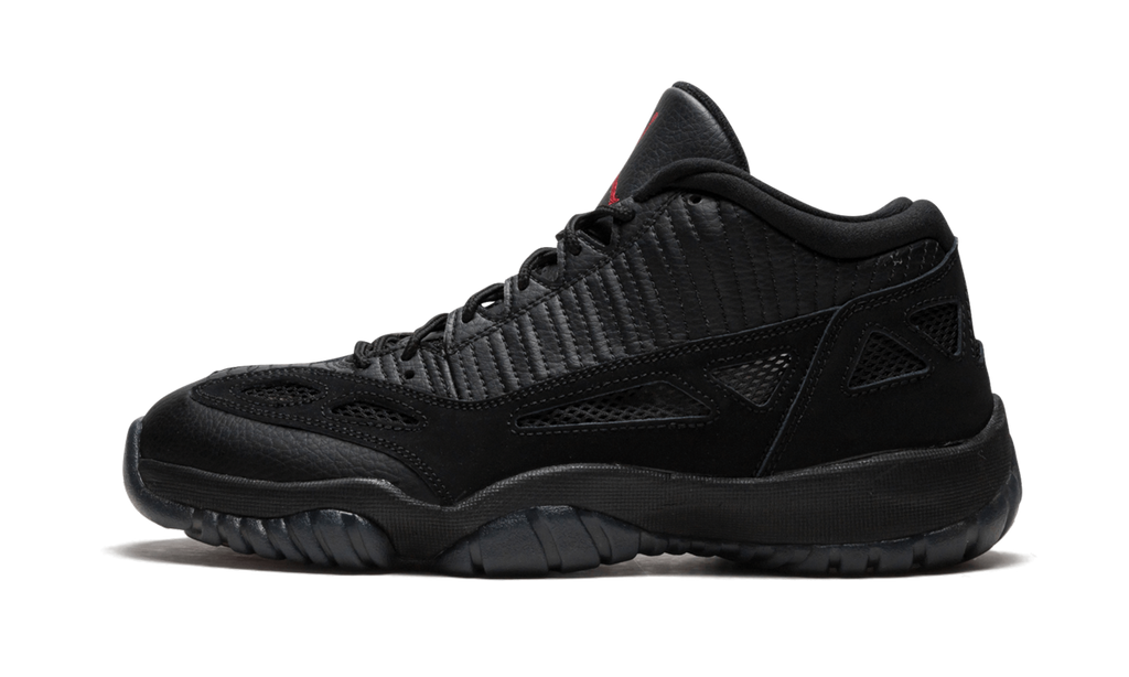 Jordan retro 11 triple black sales